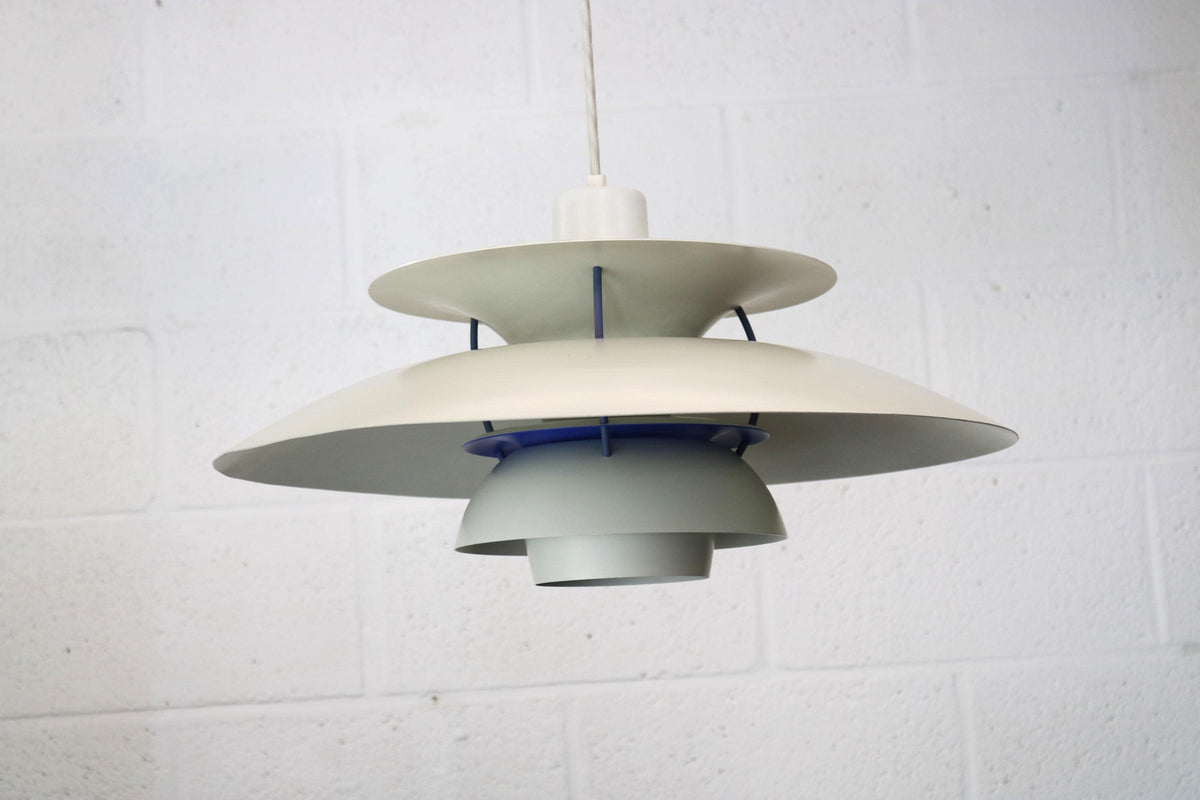 Poul Henningsen – PH 5 pendel i hvid/blå, produceret af Louis Poulsen