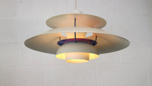 Poul Henningsen – PH 5 pendel i hvid/blå, produceret af Louis Poulsen