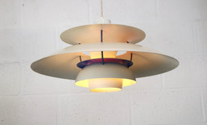 Poul Henningsen – PH 5 pendel i hvid/blå, produceret af Louis Poulsen