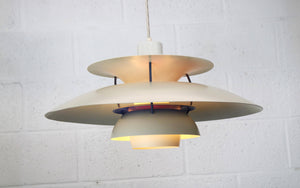 Poul Henningsen – PH 5 pendel i hvid/blå, produceret af Louis Poulsen