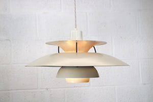 Poul Henningsen – PH 5 pendel i hvid/blå, produceret af Louis Poulsen