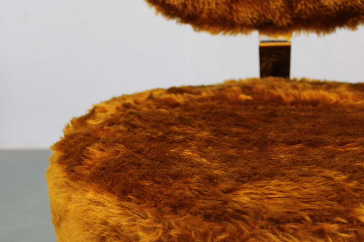 Elegant lænestol med fluffy betræk – et legende og sanseligt designvalg