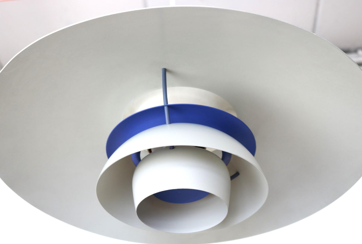 Poul Henningsen – PH 5 pendel i hvid/blå, produceret af Louis Poulsen