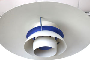 Poul Henningsen – PH 5 pendel i hvid/blå, produceret af Louis Poulsen