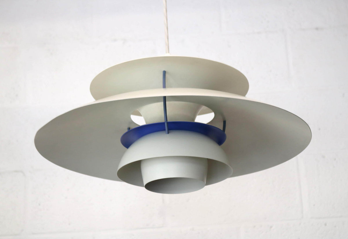 Poul Henningsen – PH 5 pendel i hvid/blå, produceret af Louis Poulsen