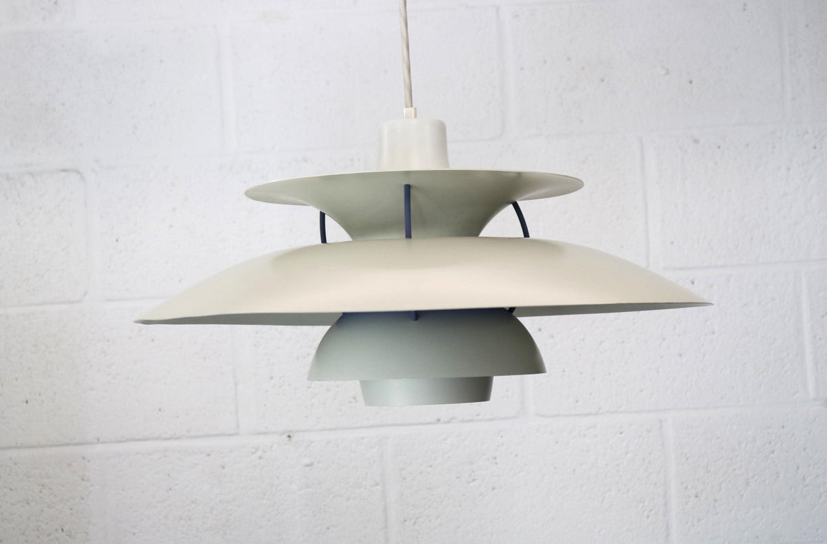 Poul Henningsen – PH 5 pendel i hvid/blå, produceret af Louis Poulsen