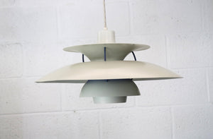 Poul Henningsen – PH 5 pendel i hvid/blå, produceret af Louis Poulsen