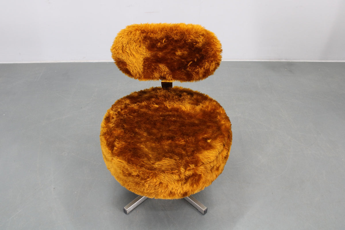 Lænestol med langhåret stof – blød, skulpturel og indbydende i udtrykket