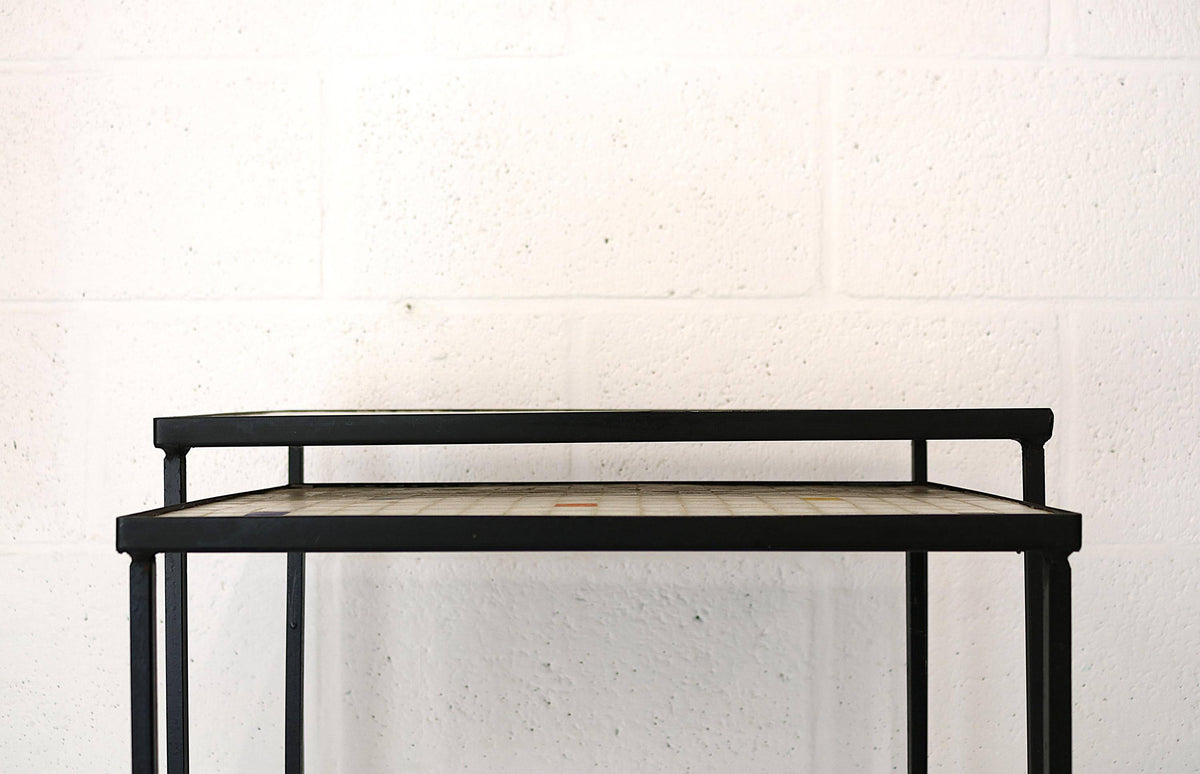 Mosaik-nesteborde med sort jernstel, 1950’erne – Sæt af 2