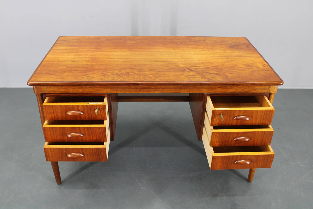 Skrivebord i teak med dobbeltsokkel, dansk design