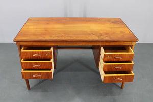 Skrivebord i teak med dobbeltsokkel, dansk design