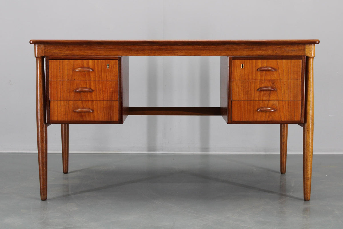 Skrivebord i teak med dobbeltsokkel, dansk design