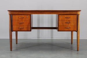 Skrivebord i teak med dobbeltsokkel, dansk design