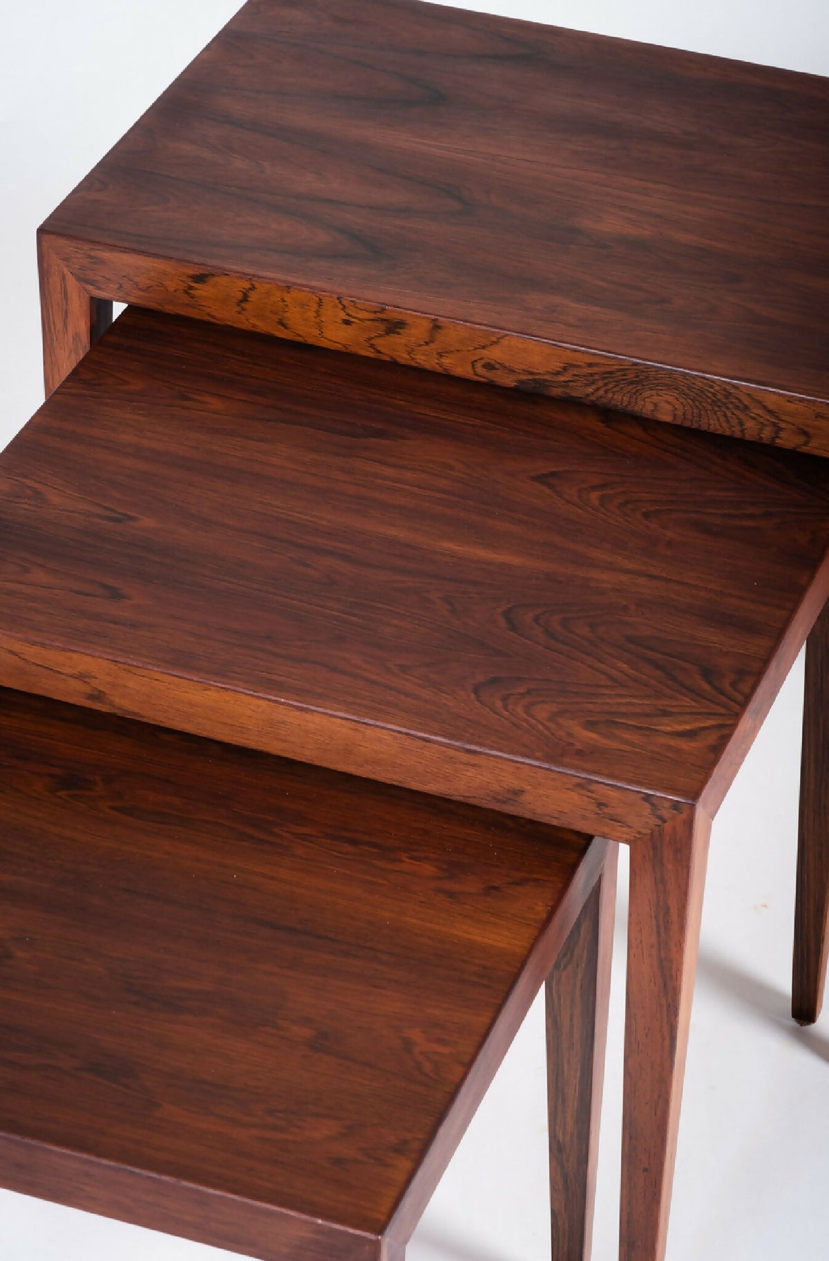 Severin Hansen – Sæt med 3 indskudsborde i palisander, produceret af Haslev Møbelsnedkeri