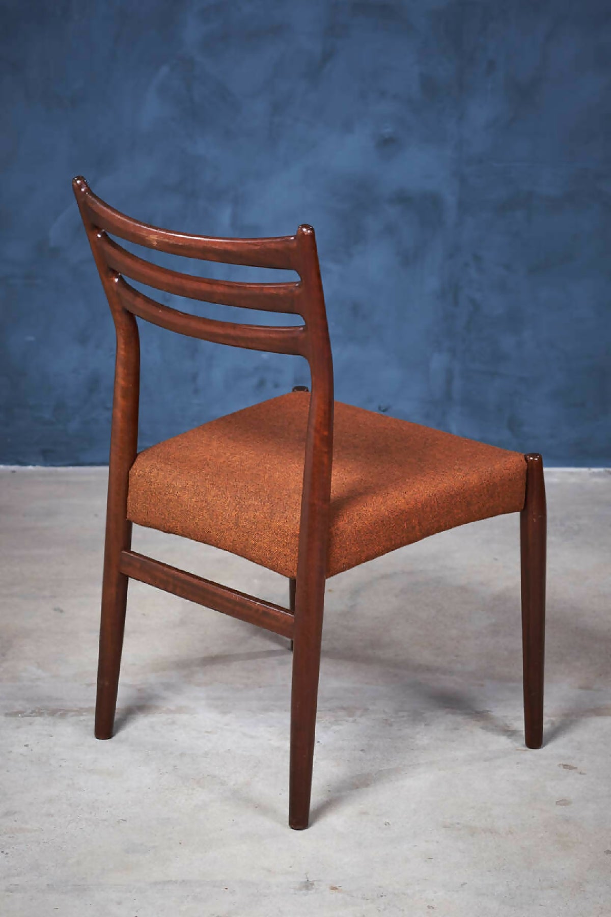 Svend Aage Madsen – Sæt med 6 spisebordsstole i træ og stof, dansk design