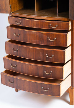 Ole Wanscher – Kommode i valnød med messinggreb, produceret af A.J. Iversen