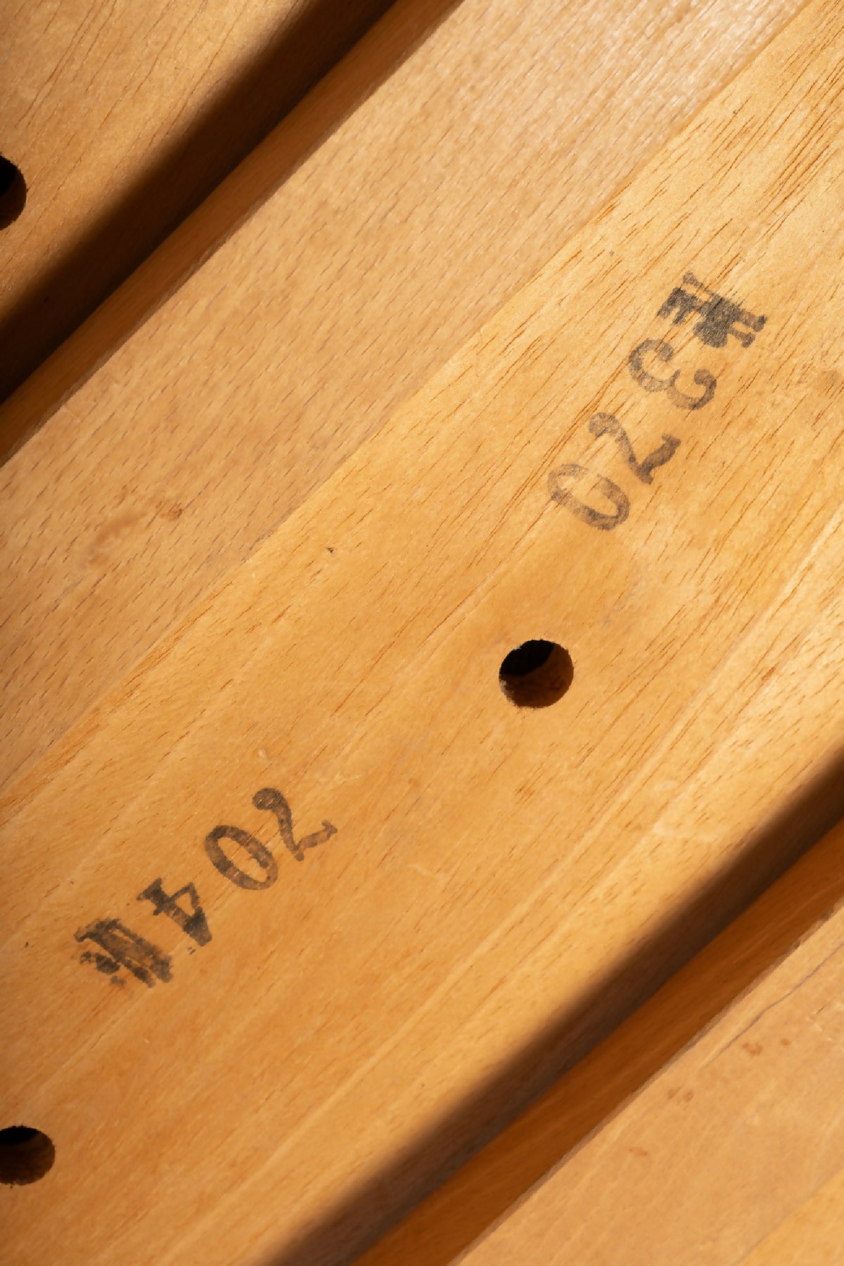 Alfred &amp; Erik Christensen – Model 370 “Boomerang” spisebordsstole i teak, produceret af Slagelse Møbelværk