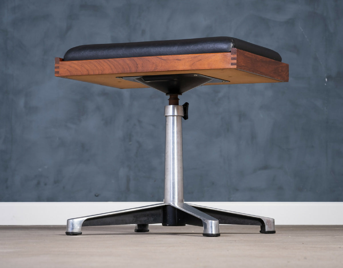 Drejestol i teak med sort lædersæde, dansk design