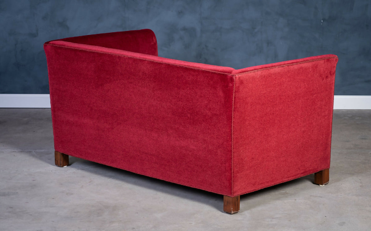 Sofa i rød velour, dansk design