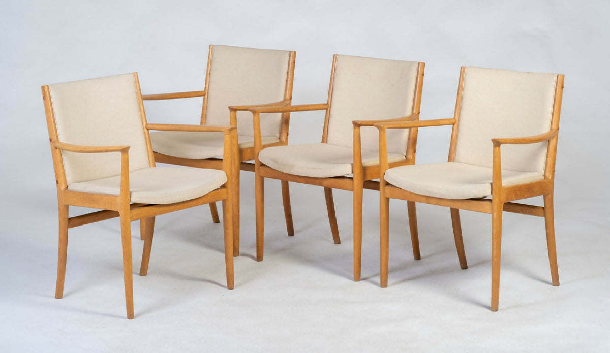 Kai Lyngfeldt Larsen – Armstole i eg med originalt stof, produceret af Søren Willadsen