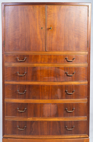 Ole Wanscher – Kommode i valnød med messinggreb, produceret af A.J. Iversen