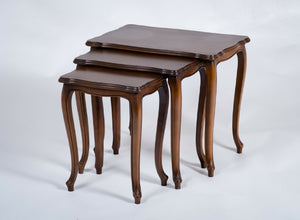 Sæt med 3 indskudsborde i valnød, Louis XV stil