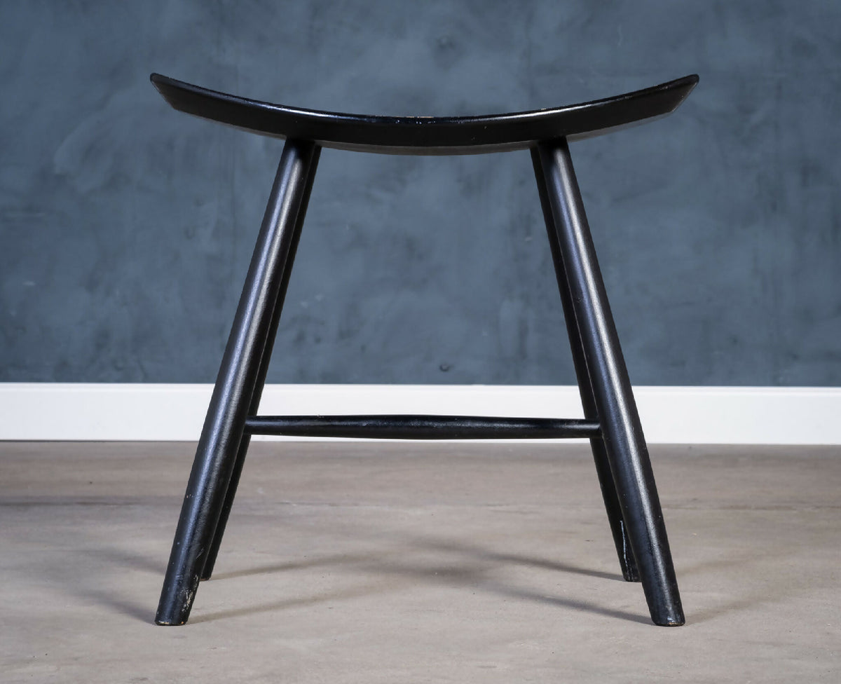 Ejvind A. Johansson – Model J36 skamler i sortlakeret træ, produceret af FDB Møbler, dansk design