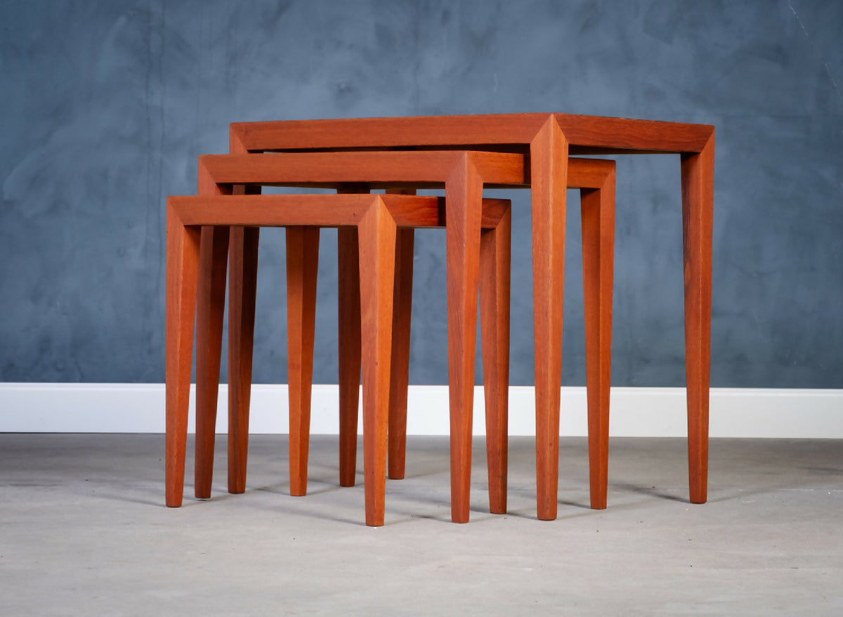 Severin Hansen Jr. – Sæt af tre indskudsborde i teak, produceret af Haslev Møbelsnedkeri, dansk design