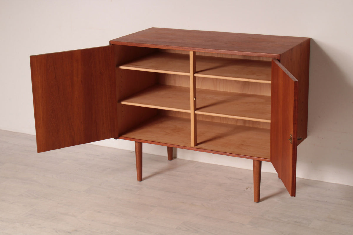 Hans J. Wegner skænk i teak med åbne låger, der afslører rummelige hylder. Funktionelt design fra Ry Møbelfabrik med praktisk opbevaringsplads.