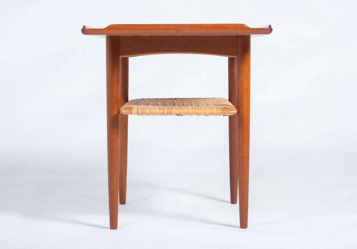 Holger Georg Jensen – Sidebord i teak med flet­hylde, dansk design