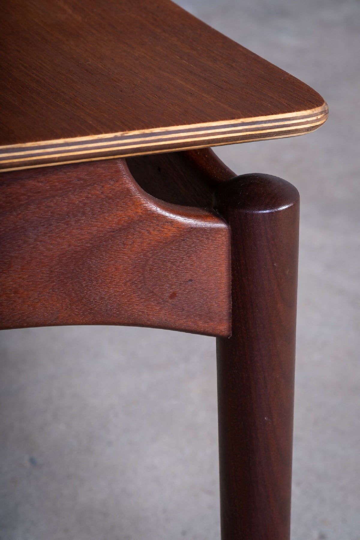 Sigfred Omann – Skammel i teak, produceret af Ølholm Møbelfabrik, dansk design