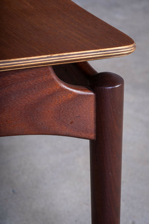 Sigfred Omann – Skammel i teak, produceret af Ølholm Møbelfabrik, dansk design