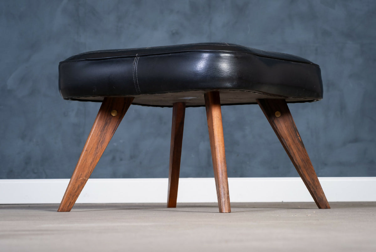 Skammel i teak med sort lædersæde, dansk design