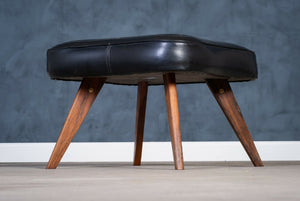 Skammel i teak med sort lædersæde, dansk design