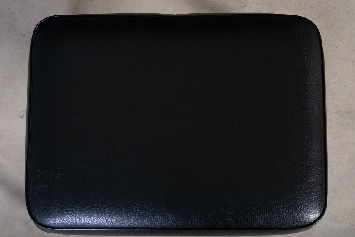 Skammel i teak med sort polstring, dansk design