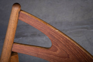 Hans J. Wegner – Model CH29 “Sawbuck Chair” i eg og teak, produceret af Carl Hansen & Søn, dansk design