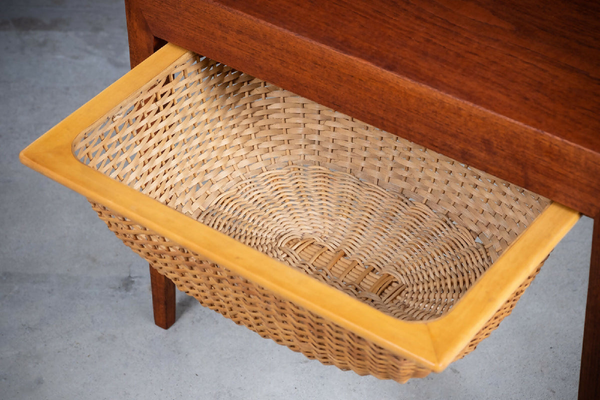 Severin Hansen – Sminkebord i teak med flet, produceret af Haslev Møbelsnedker