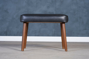 Skammel i teak med sort polstring, dansk design