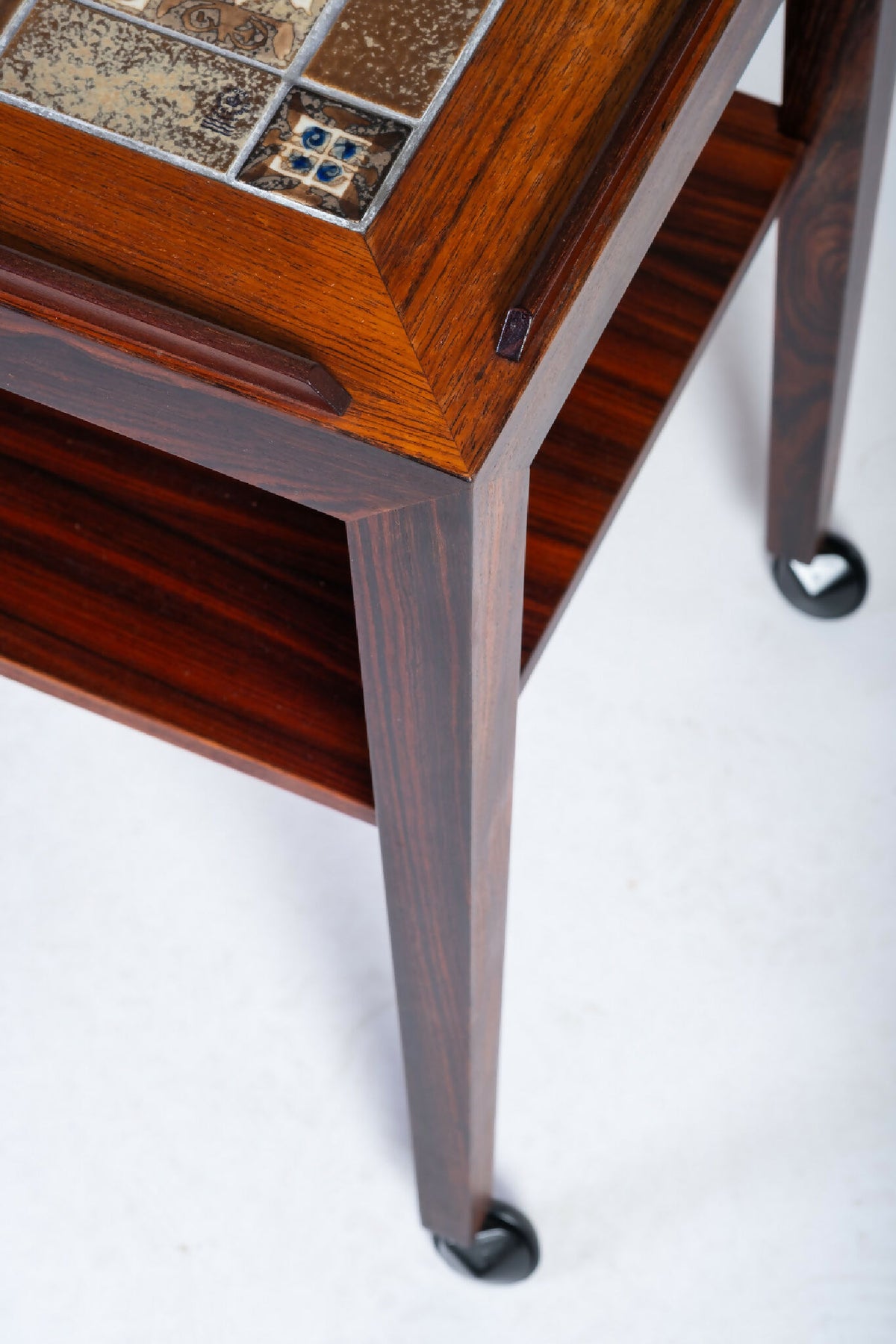 Severin Hansen – Serveringsbord i palisander med Royal Copenhagen fliser, produceret af Haslev Møbelsnedkeri