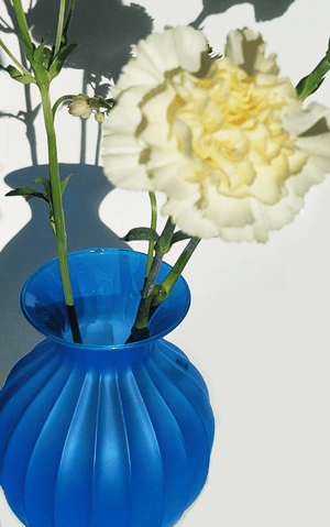 vase-bleu-facettes-verre-objoie-studioce-oceane-buret-3