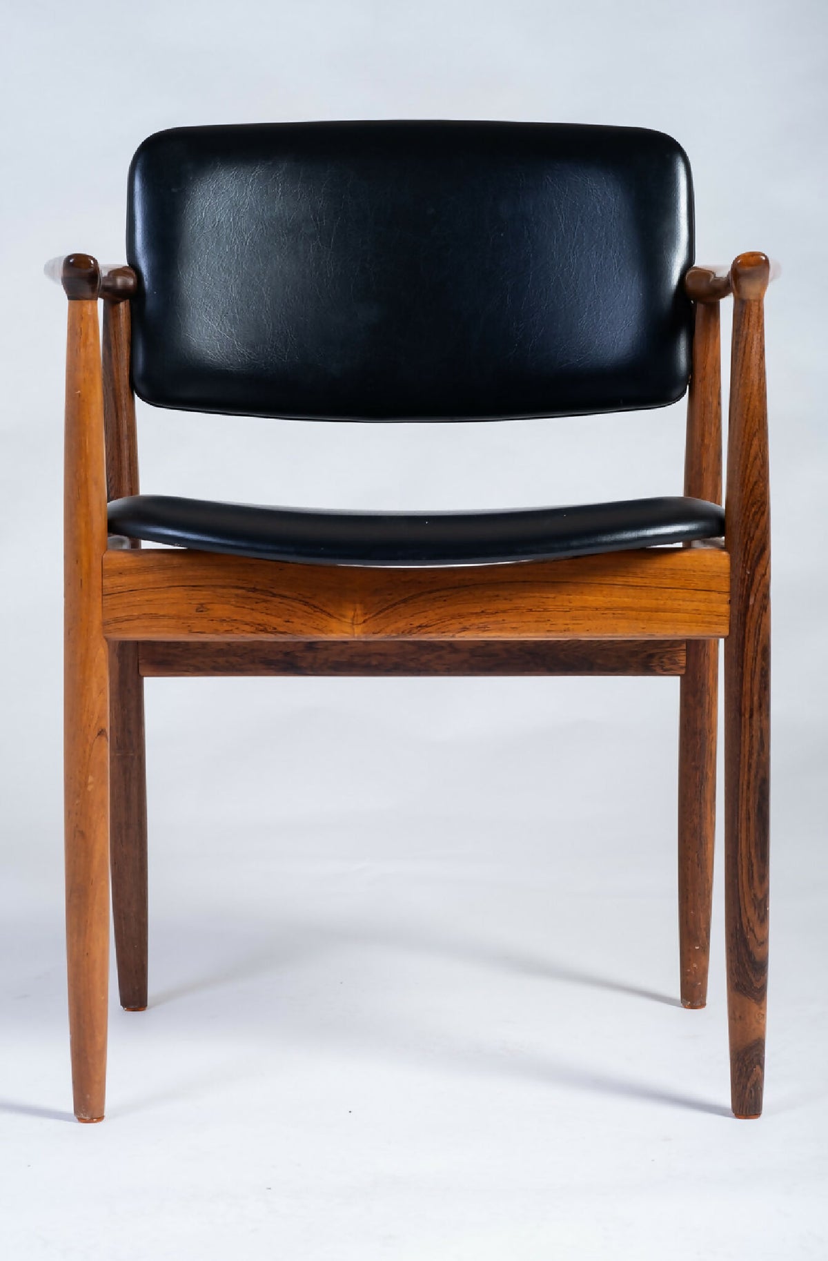 Lænestol i palisander med sort læder, dansk design