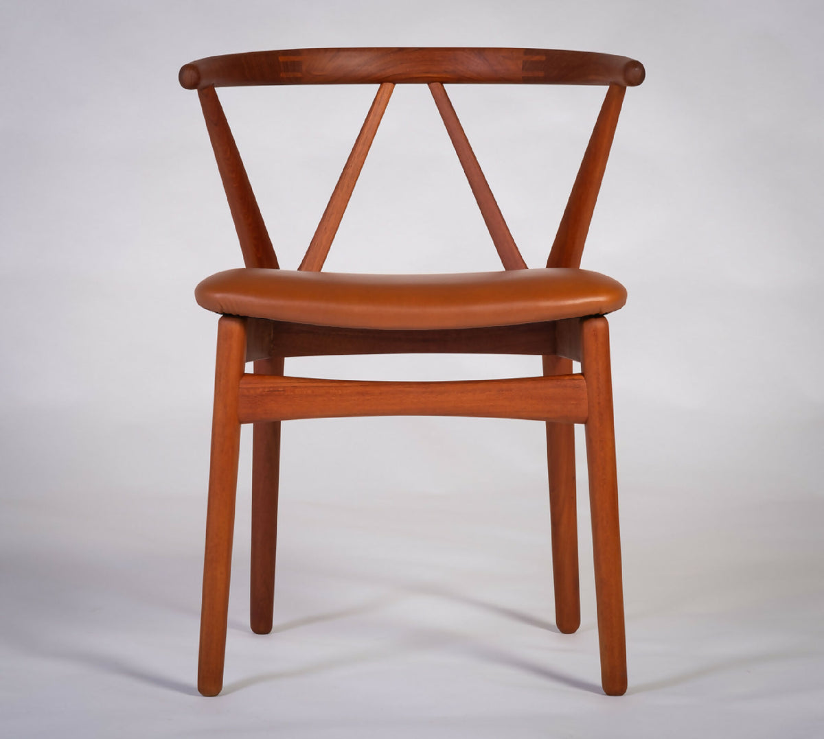 Henning Kjærnulf – Model 255 spisebordsstol i teak og læder, produceret af Bruno Hansen