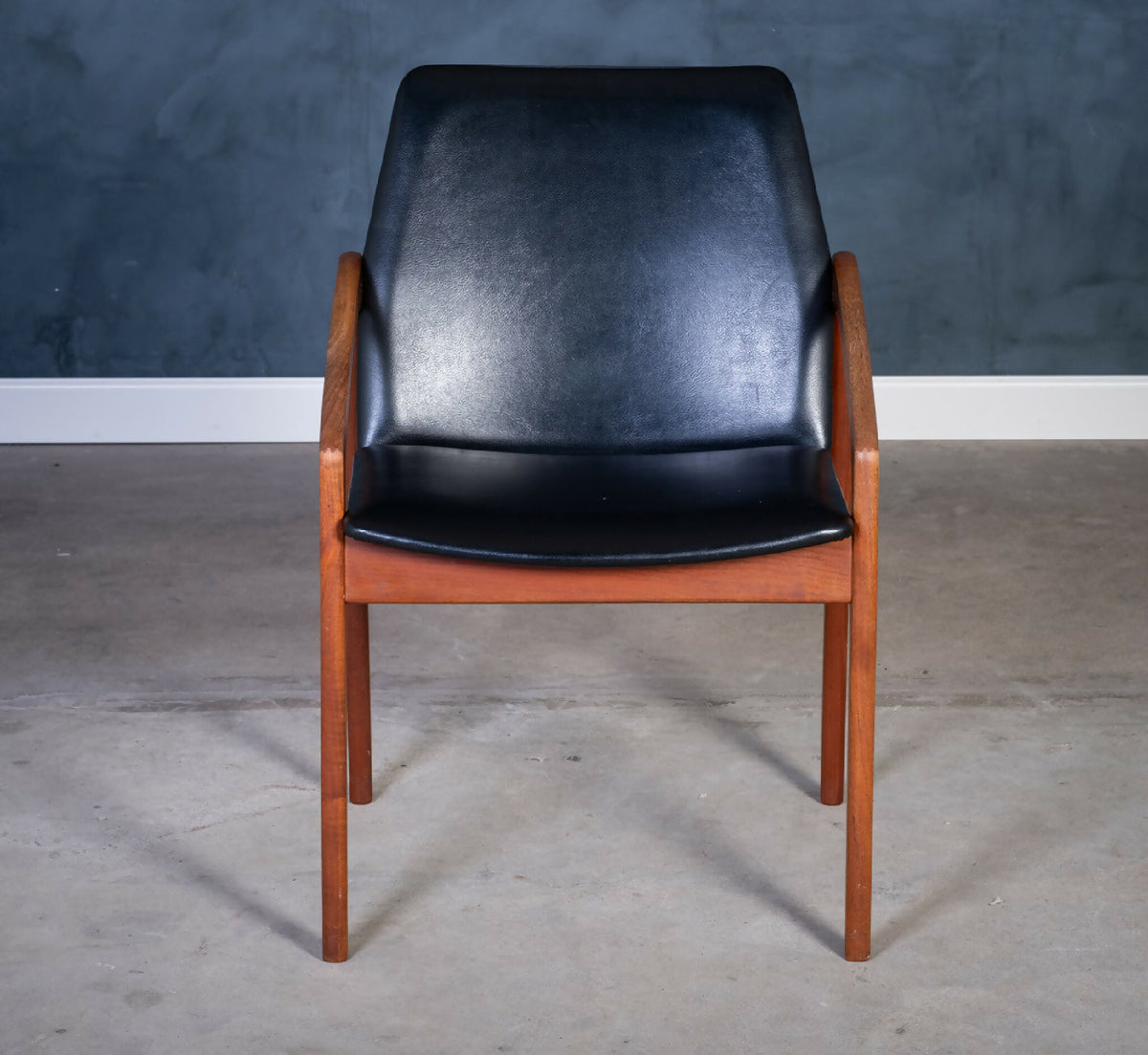 Henning Kjærnulf – Model 23 lænestol i teak med sort læder