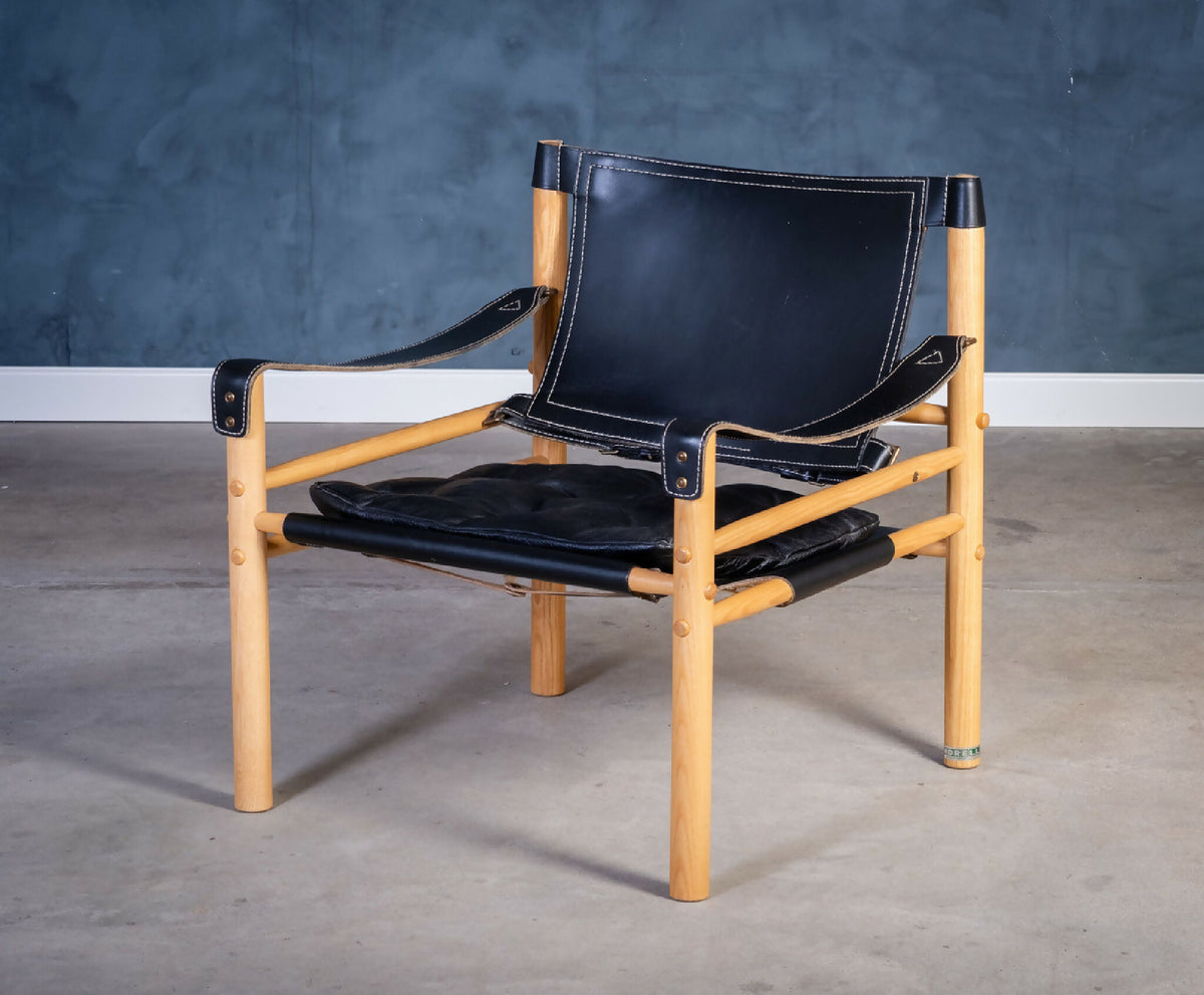 Arne Norell – Sæt af Safari-stole i ask og sort læder, produceret af Arne Norell AB, svensk design
