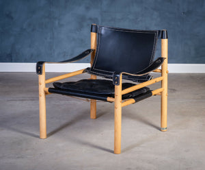 Arne Norell – Sæt af Safari-stole i ask og sort læder, produceret af Arne Norell AB, svensk design