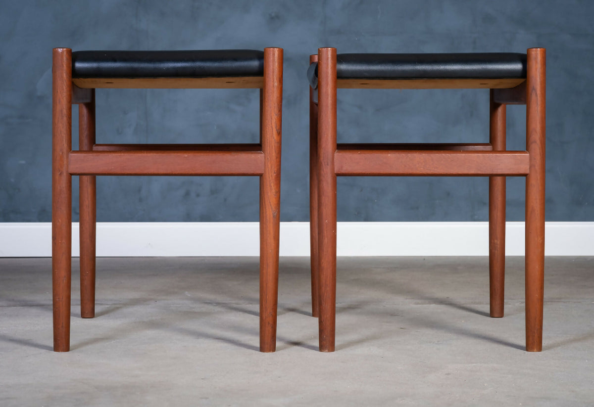 Spøttrup Møbelfabrik – Skamler i teak med sort lædersæde, dansk design