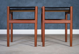 Spøttrup Møbelfabrik – Skamler i teak med sort lædersæde, dansk design