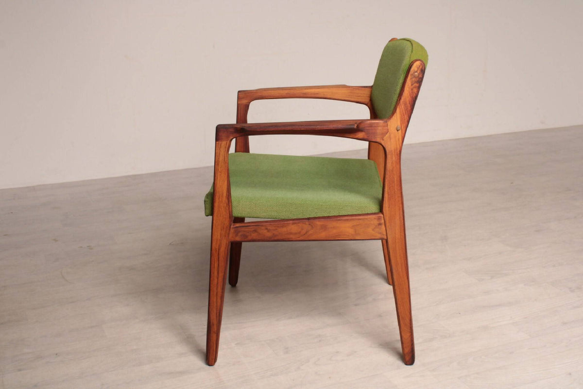 Sideprofil af Børge Mogensen grøn armstol i palisandertræ. Ergonomisk design med buede armlæn og polstret sæde for ekstra komfort.