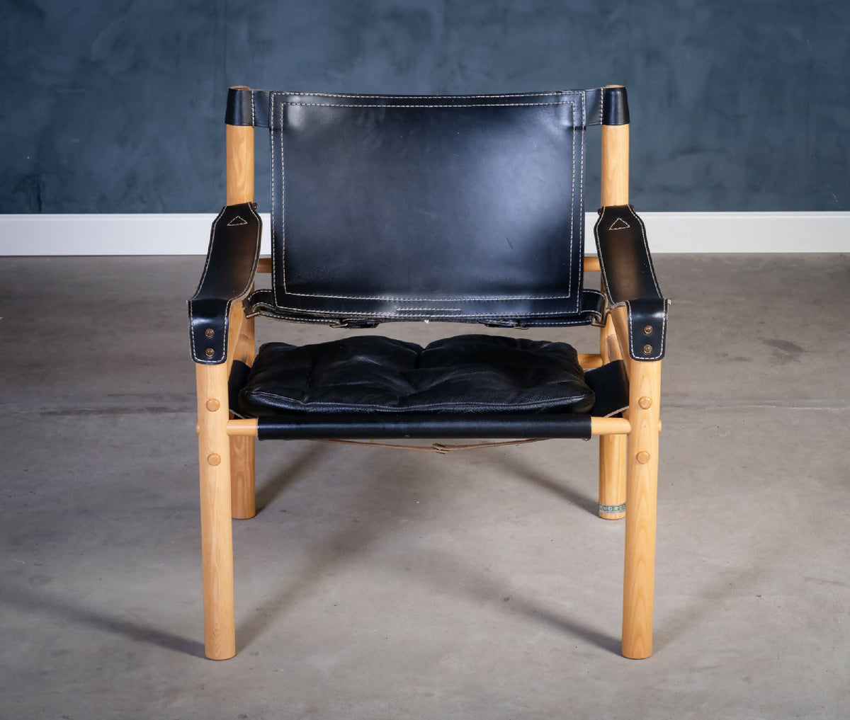 Arne Norell – Sæt af Safari-stole i ask og sort læder, produceret af Arne Norell AB, svensk design