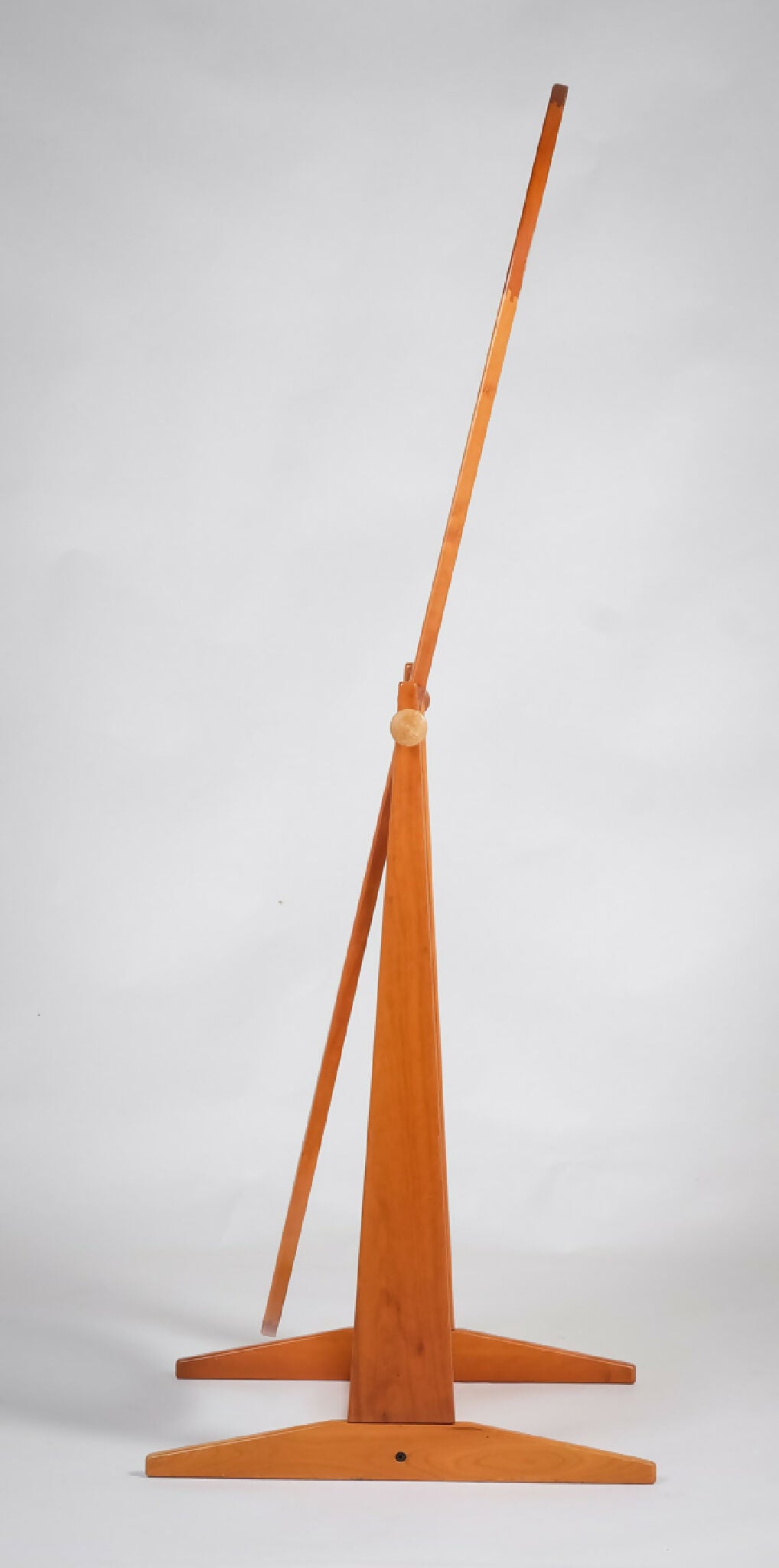 Pedersen &amp; Hansen – Gulvspejl i bøg med vippefunktion, dansk design